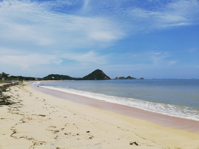 pantai-kuta-mandalika-bukit marese Destinasi Wisata Yang Menarik Untuk dikunjungi Setelah Pandemi Covid-19 Berakhir