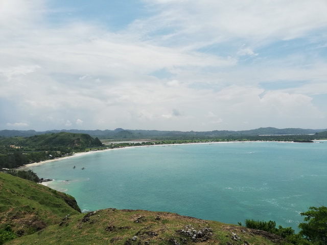 pantai-tanjung-aan-mandalika-bukit marese Destinasi Wisata Yang Menarik Untuk dikunjungi Setelah Pandemi Covid-19 Berakhir