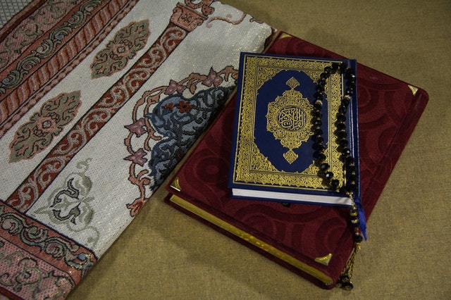Ini Dia Harga Sajadah yang Praktis Dibawa Traveling