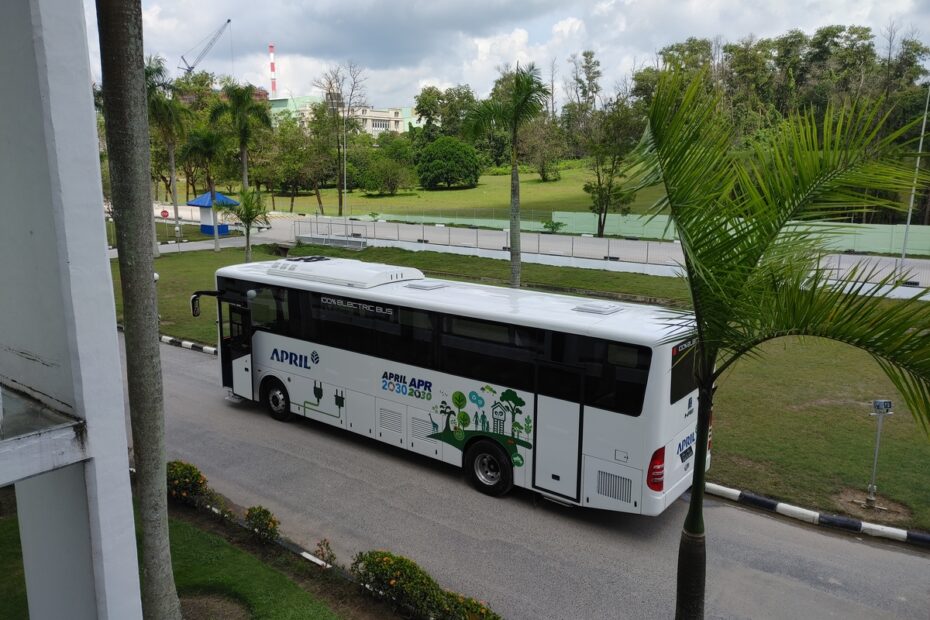 Menilik Komitmen RAPP Dalam Berkelanjutan Melalui Bus Listrik Ramah Lingkungan
