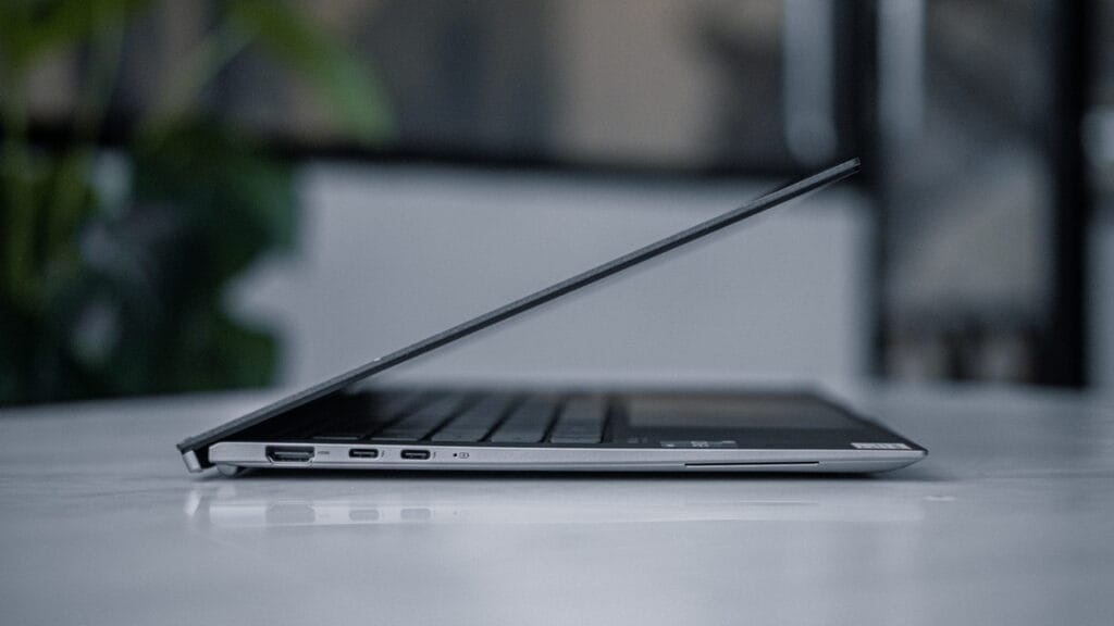 ada beragam port pada ASUS Zenbook S 13 OLED (UX5304)